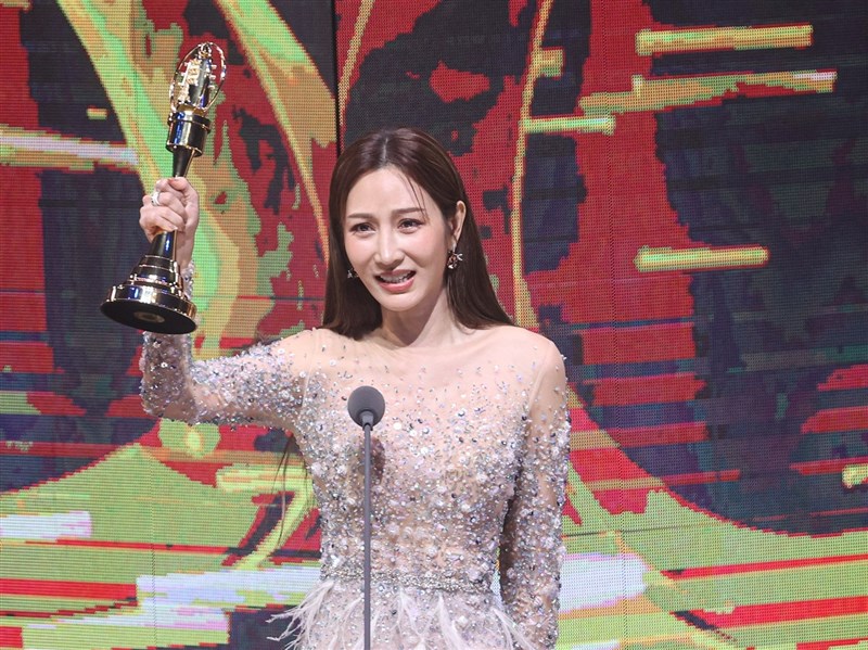 曾莞婷熬27年憑「影后」首奪金鐘 淚謝陳慧翎導演:是你先看到的