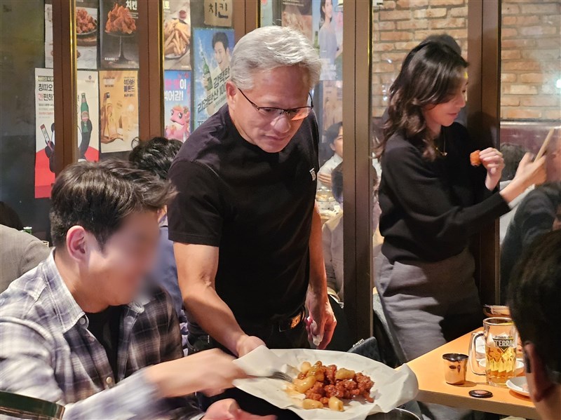 黃仁勳訪韓大啖炸雞配啤酒 帶動雞肉概念股飆漲