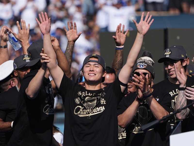 道奇封王遊行25萬人擠爆洛城　山本由伸英語高喊「輸球不是選項」[影]