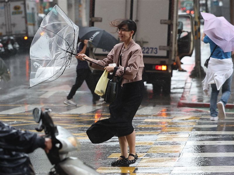 颱風鳳凰逼近　12日停班停課情況一覽
