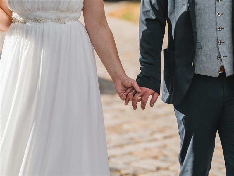 日女披婚紗嫁自創ChatGPT男友 專家示警「AI精神病」正浮現