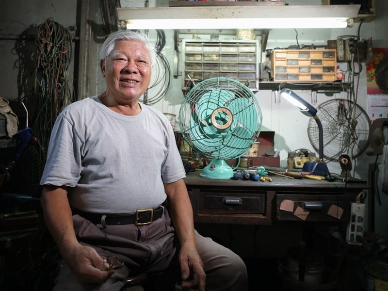 7旬匠人維修技藝精湛　老電扇轉動吹送懷舊涼意