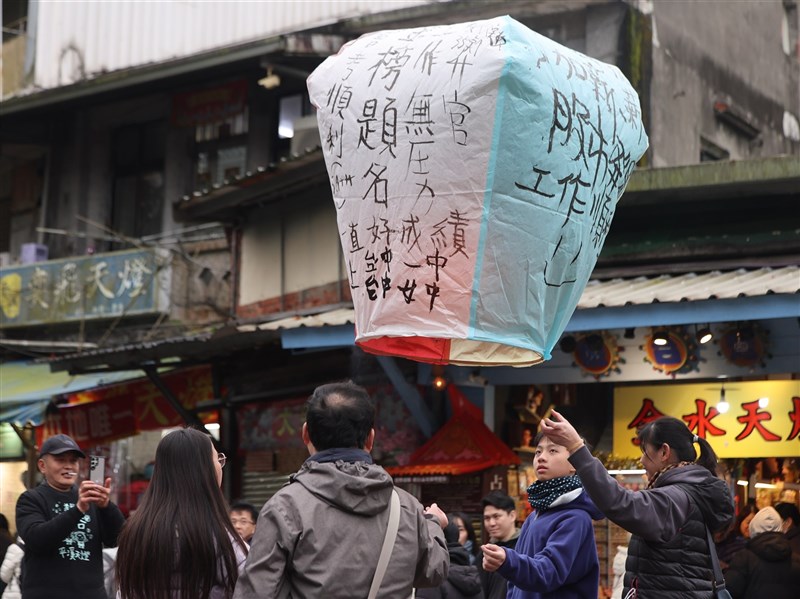 十分菁桐平溪3站鐵軌區放天燈　台鐵擬最快29日起試辦開放