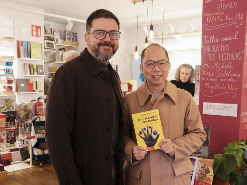 「新寶島」西譯本上市　黃崇凱馬德里巡書店收編書迷