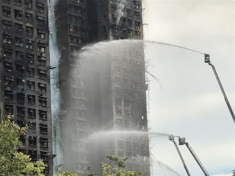 香港大火死傷慘　高樓逃生必知要訣：別找濕毛巾躲浴室