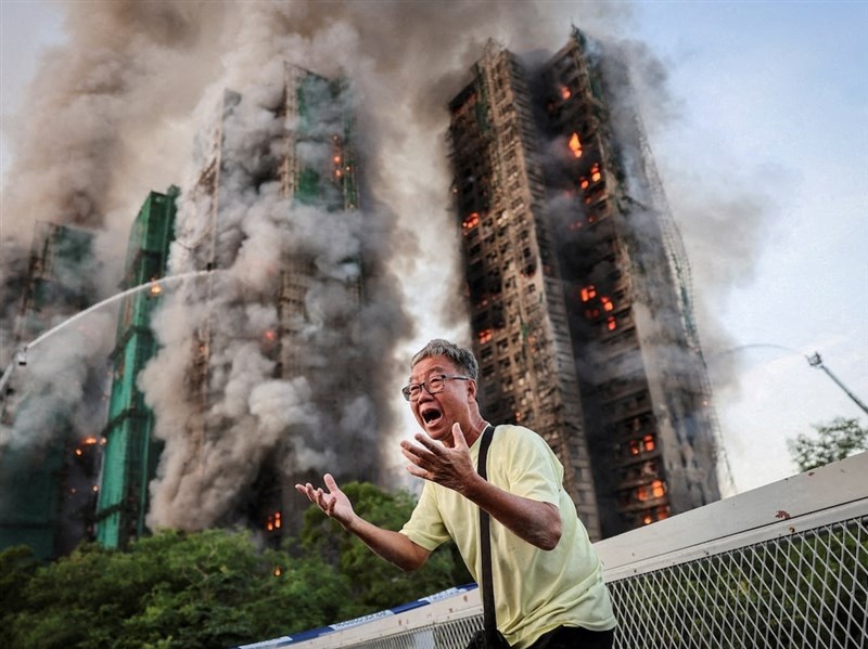路透社拍宏福苑外老翁哭喊「我太太在裡面」　成香港大火代表畫面