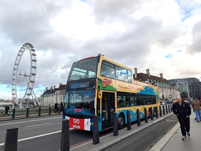 英國插畫家來台旅遊難忘人情溫暖 主動為台設計倫敦巴士廣告