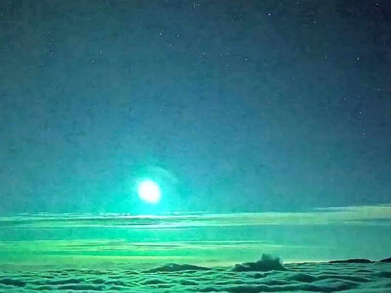 南橫埡口即時影像　罕見捕捉火流星照亮雲海[影]