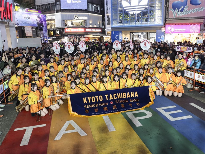 橘色惡魔、翡翠騎士台灣首度合體演出 快閃西門町熱情感染全場