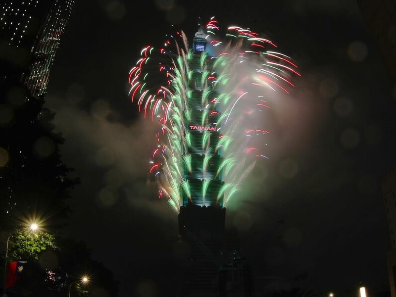 跨年夜台北101施放6分鐘煙火　點燃世代力量迎2026