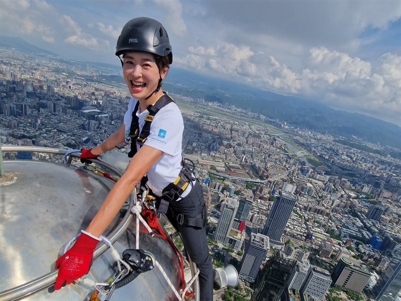 賈永婕攀台北101頂端　回應花瓶說「這時代需要打破傳統的人」