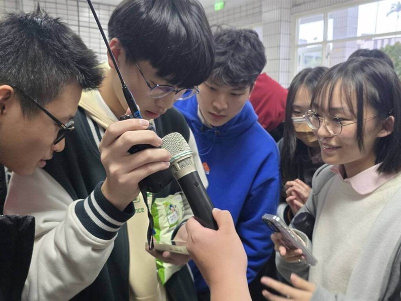 跨越8千公里　宜蘭高中學生與挪威學子無線電對話