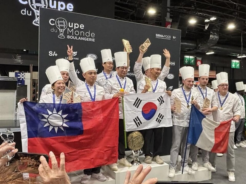 101、珍奶展現國家特色 台灣獲世界盃麵包大賽亞軍國旗登頒獎台