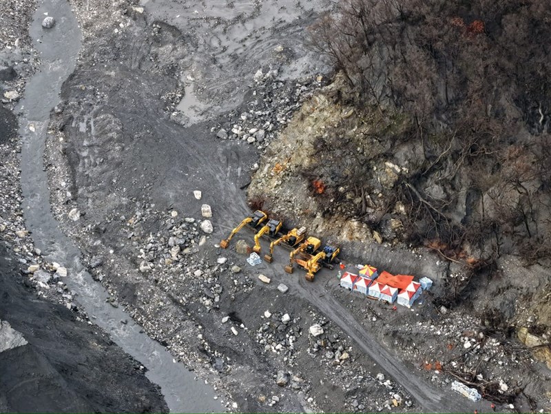 馬太鞍溪堰塞湖降挖成功下山難　14勇士冒險30天「說不怕是騙人」