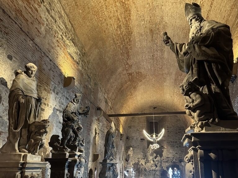 布拉格高堡神秘地下坑道　查理大橋原始雕像安然保存