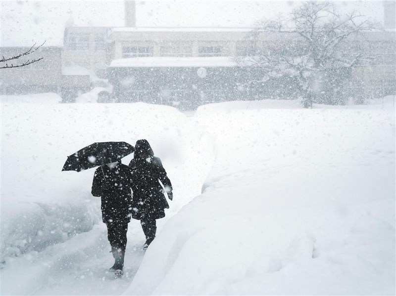 日本大雪持續近3週釀46死558傷　日本海沿岸交通混亂【圖輯】