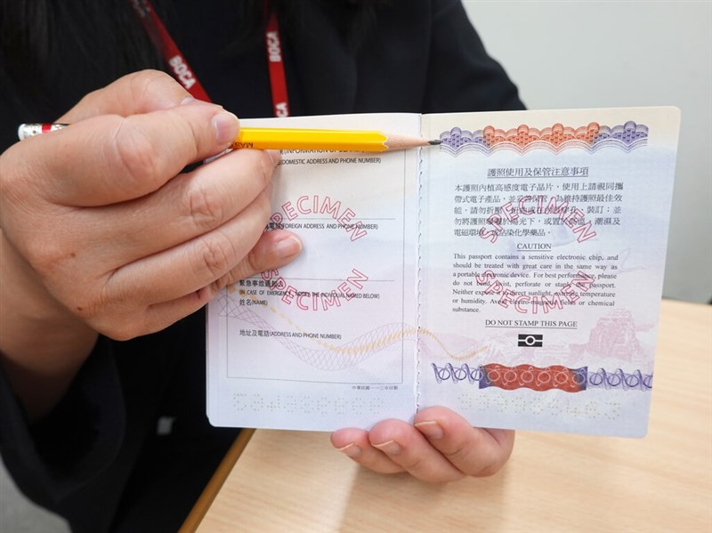 護照不能蓋紀念章劃線避免拗折　遺失補發效期打折