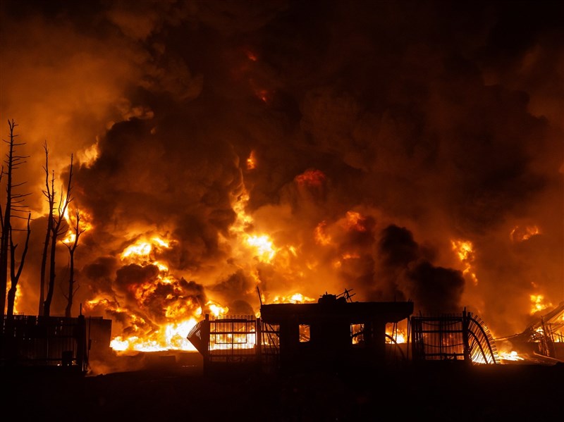 伊朗戰爭衝擊環境　戰機出動增大量碳排、煉油廠燃燒產致命毒焰