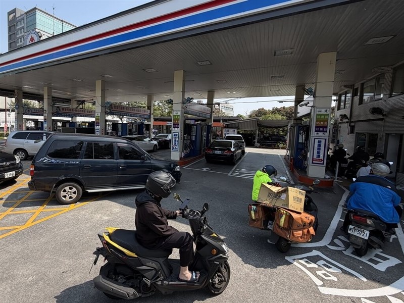 汽油價23日零時起漲1.8元　卓榮泰：政府吸收13.2元