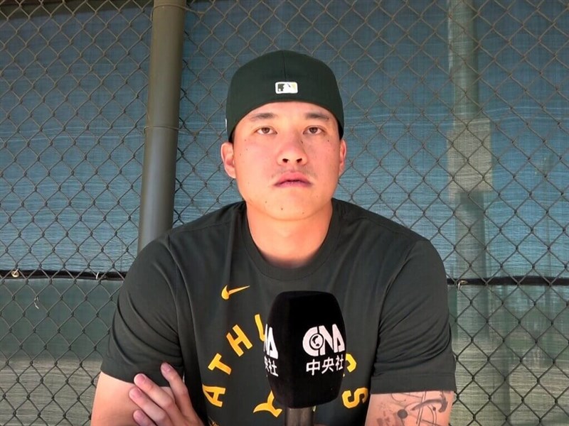 「畫家投手」莊陳仲敖以畫筆抒發情感　起點來自水電工父親熬夜作圖