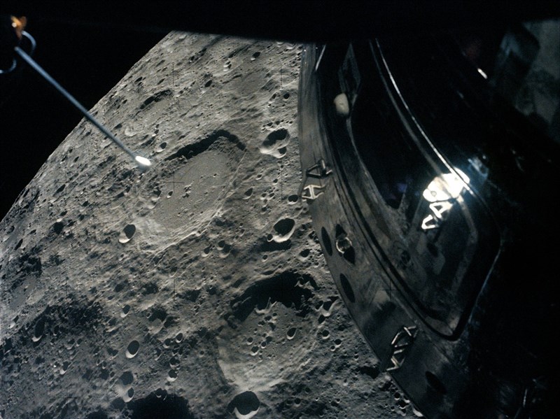 阿提米絲2號近距直擊月球背面　隕石坑命名「卡洛爾」有洋蔥