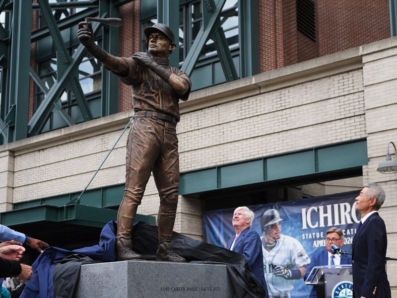 銅像揭幕斷棒全場尷尬　鈴木一朗妙請李維拉救援化解