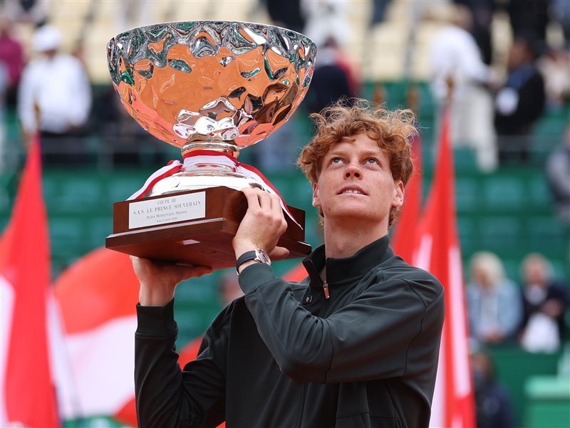 辛納蒙地卡羅擊敗艾卡拉茲　重登球王寶座[影]