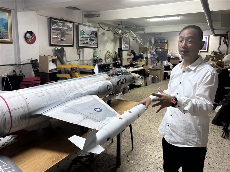 彰化眼鏡行藏「地下兵工廠」　老闆用木材保麗龍打造遙控戰機