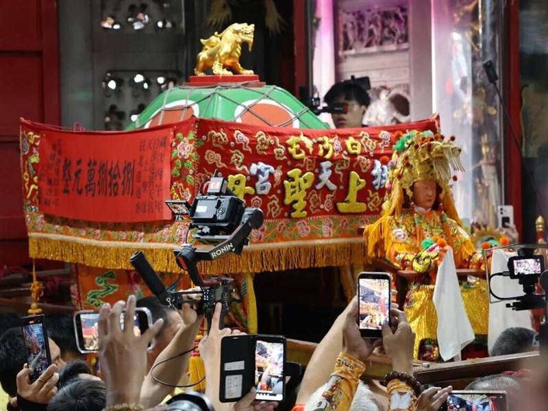 白沙屯媽祖進香返抵拱天宮　眾聲嗨喊「進喔」後安座