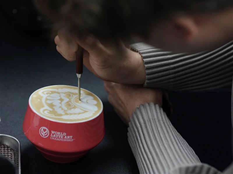 林紹興世界盃拉花大賽奪冠　因民宿客人一句話栽進咖啡世界