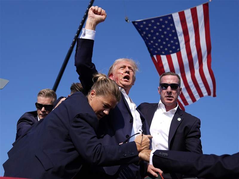 子彈擦耳、蓖麻毒信、買凶行刺　川普頻遇險仍說「無意減少公開行程」