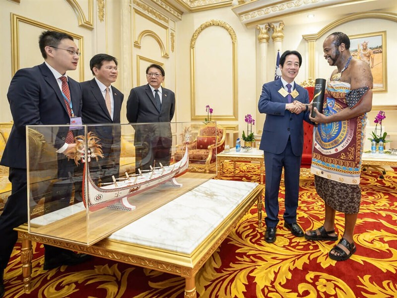 從拼板舟到國宴茶　賴總統訪史禮品展台灣文化特色