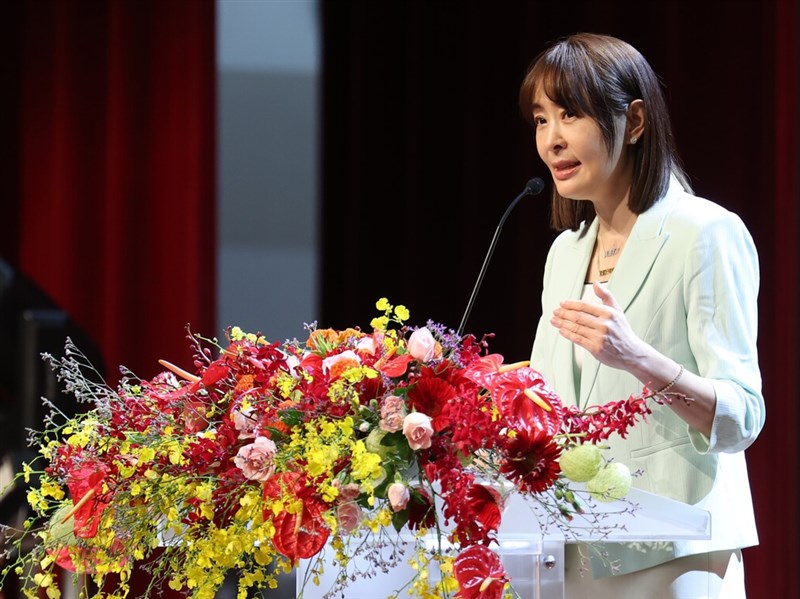 賈永婕出席世新畢典　勉年輕人擁有叛逆的靈魂[影]