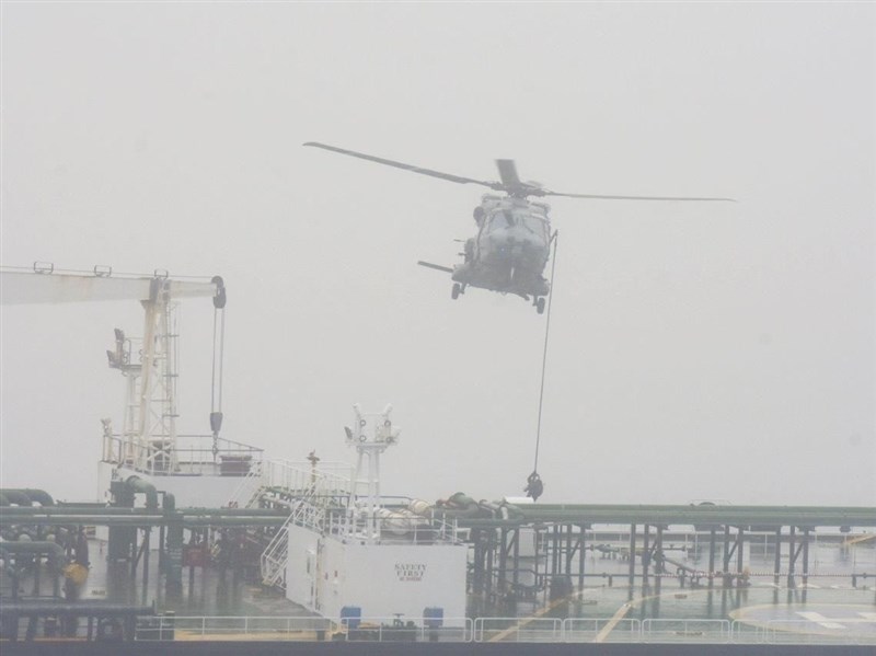法英等國聯手扣押俄影子艦隊油輪　突擊隊直升機垂降登船[影]