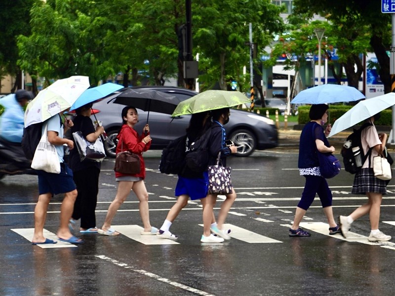 入夜嚴防強對流　中南部、花東10日續防豪雨
