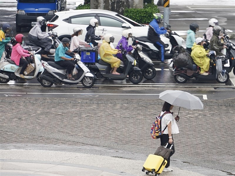 中南部續防局部性大雨　全台10日停班停課情況一覽