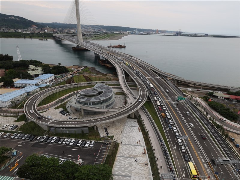 淡江大橋通車滿月效益超標 分攤關渡大橋車流40%