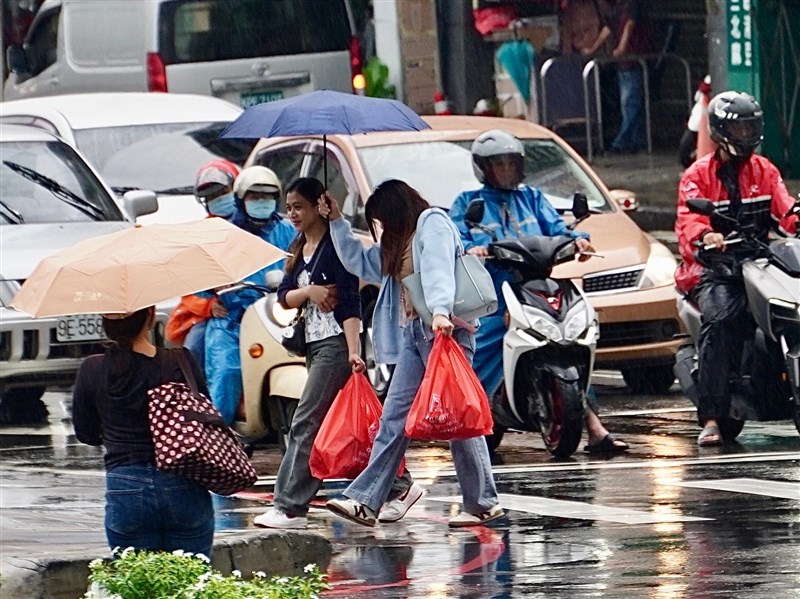 鋒面及西南風來襲南部入夜防雨　26日雨區擴至西半部