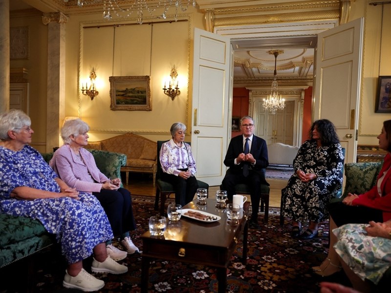 英國曾迫數萬幼童與未婚媽分離 英相道歉:歷史污點