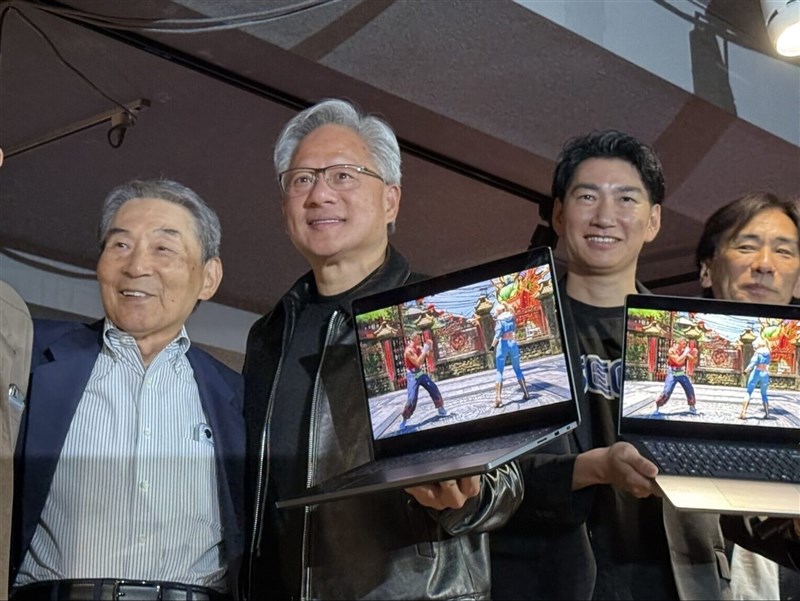 不忘30年前救命之恩 黃仁勳親赴秋葉原感謝SEGA與恩人同框