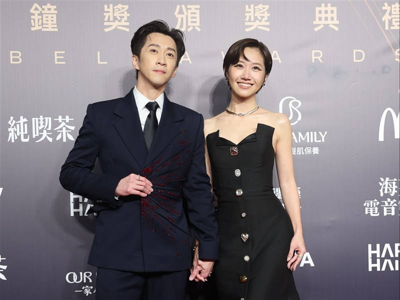 金鐘紅毯陳漢典牽手Lulu亮相　沈玉琳酒紅色西裝出場求好運【圖輯】